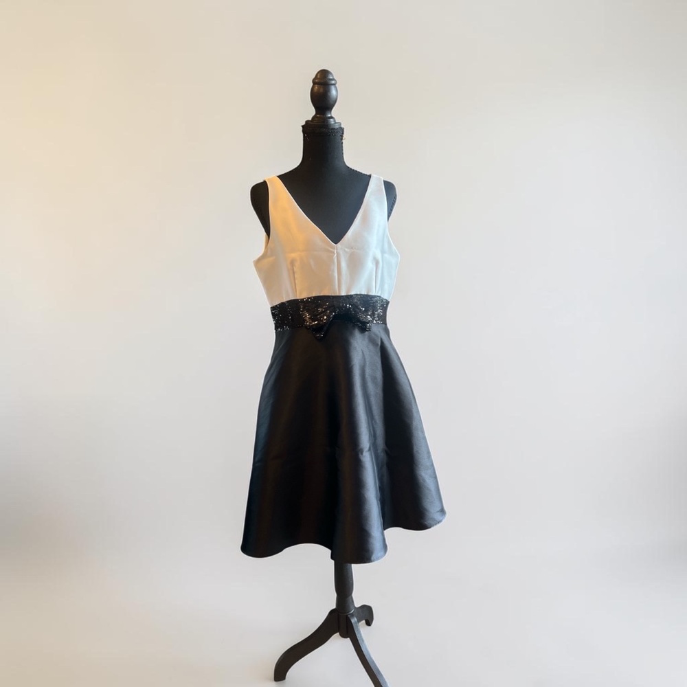 Kate Spade size 8 cocktail dress with deep hidden pockets